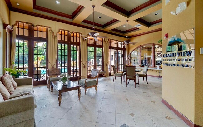 Building Photo - 900 Crestwood Ct S