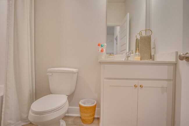 Building Photo - Modern 4BR/3BA Home with Loft, Spacious Yard & Blackwater Reserve Resort-Style Amenities-Now offe...