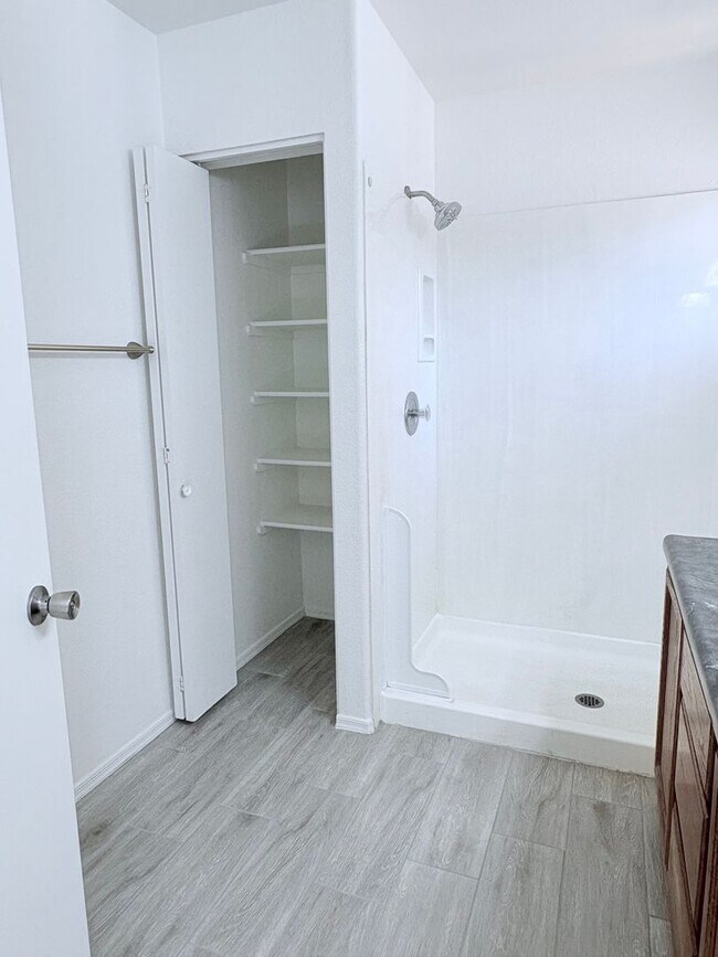 Building Photo - newly remodeled 3 bed/ 2 bath home