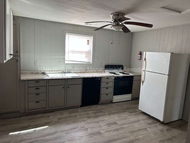 Building Photo - 740 E Chappell St