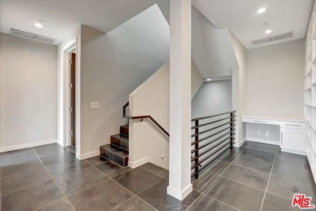 Building Photo - 3850 Rambla Orienta