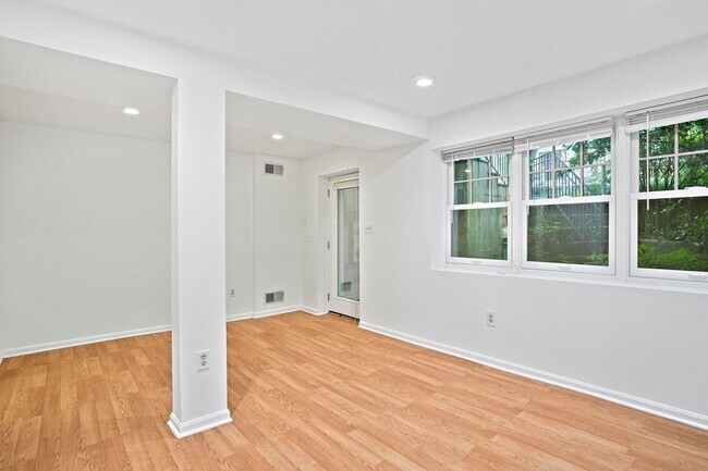 Building Photo - Wonderful Woodley 1 Bedroom with Parking