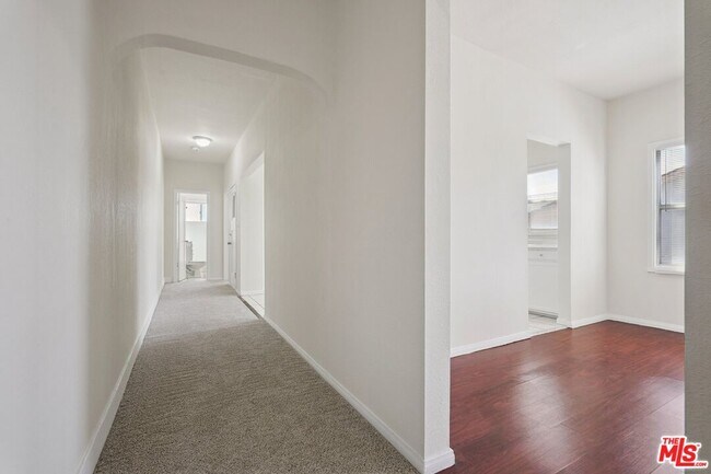 Building Photo - 1464 3/8-1464 W 35th Pl