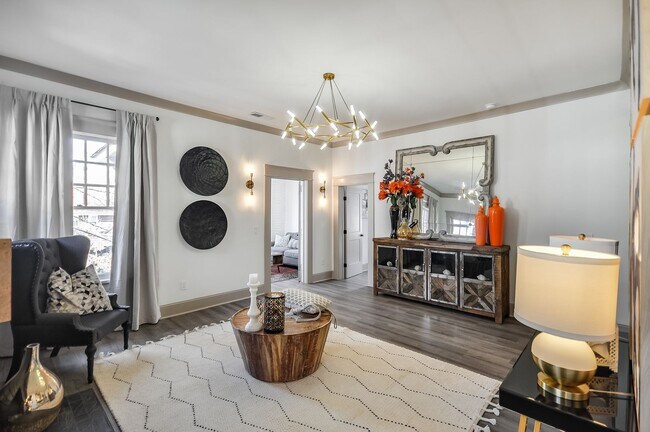 Building Photo - Beautifully Updated 1/1 w/ Bonus Room in M...