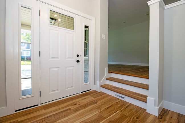 Building Photo - Three Bedroom Condo