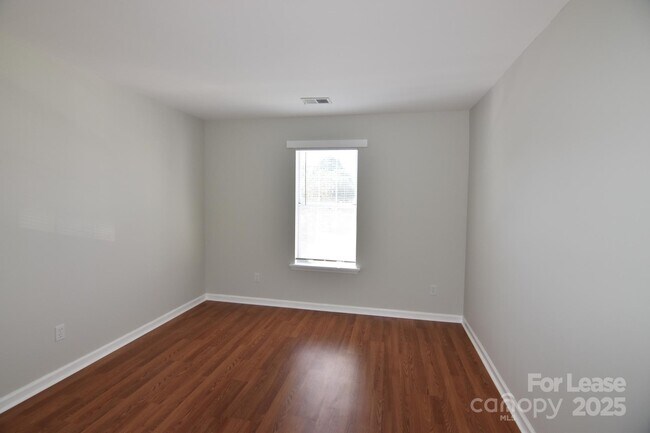Building Photo - 8220 Golf Ridge Dr