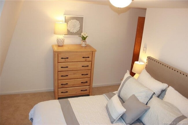 Building Photo - 5 Meriden Rd