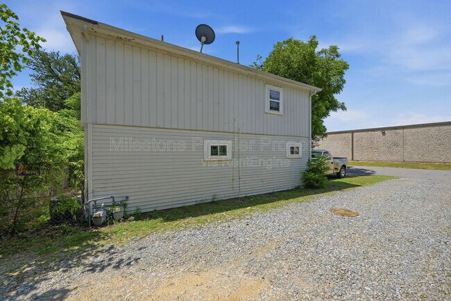 Building Photo - 310 S Barrett Ave