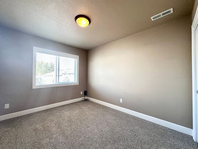 Building Photo - Modern 3 Bed/2.5 Bath with Double Car Garage Townhome in Sandy, OR!