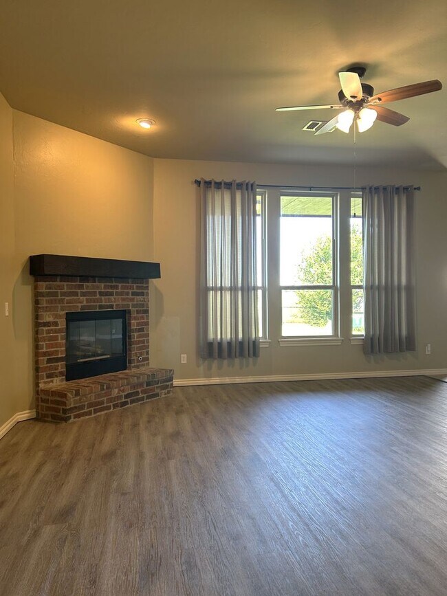 Building Photo - Charming 3-Bed Home with Pond Views & Mode...