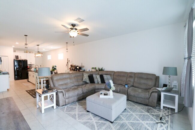 Building Photo - Stunning 4-Bedroom Home in South Fork with...