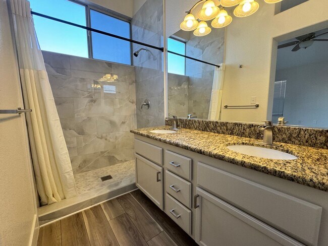 Building Photo - Gorgeous single story home!!