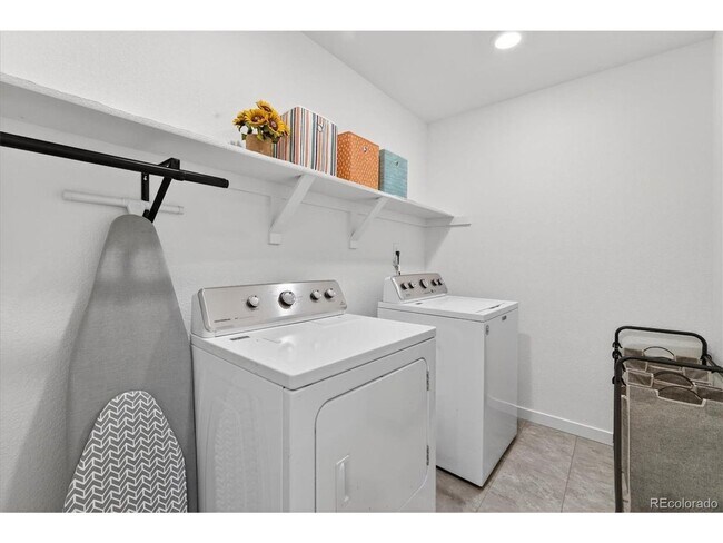 Building Photo - Spacious & Bright, Multi-Level 3BR 3BA in Commerce City w/ Private Yard!