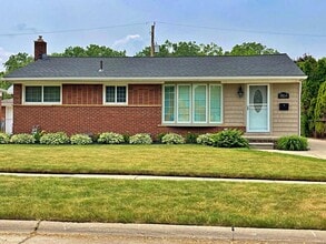 Building Photo - 1864 Pinetree Dr