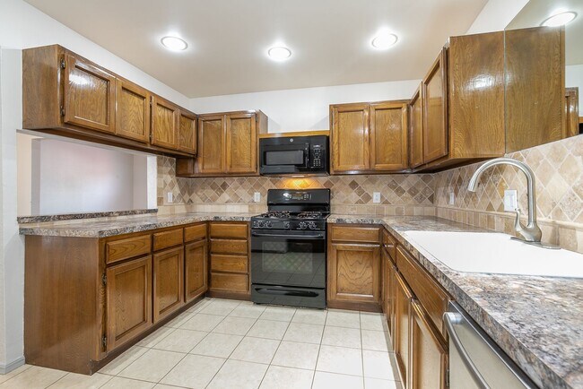 Building Photo - 3 Bed | 2 Bath Duplex in Central Tulsa!