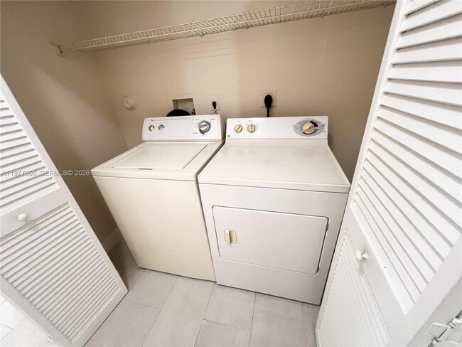 Building Photo - 4259 SW 10th Ct