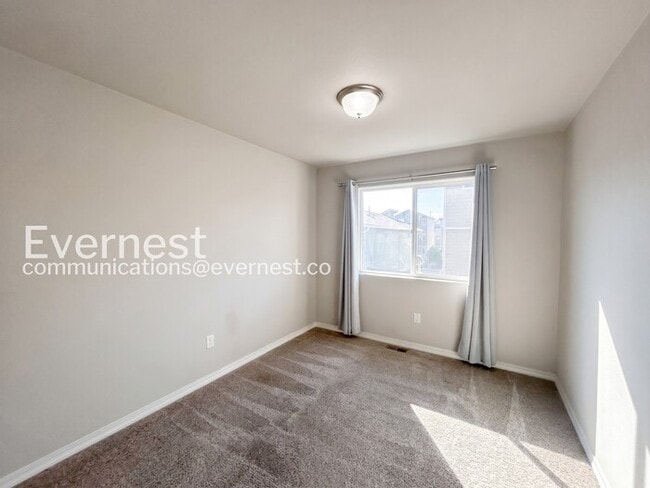 Building Photo - 3-Bed, 2.5-Bath Home/Voucher Accepted / Available Now!
