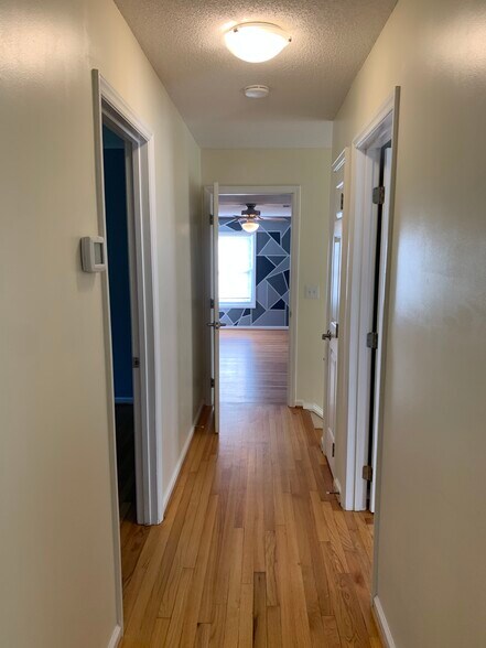 upstairs hallway - 5420 Phillipsburg Dr