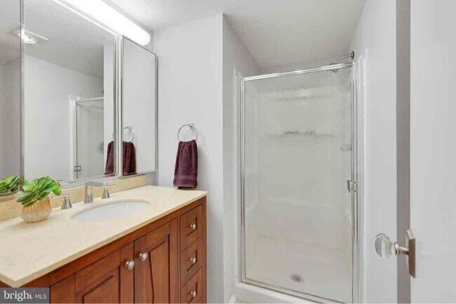 Building Photo - 900 N Stafford St