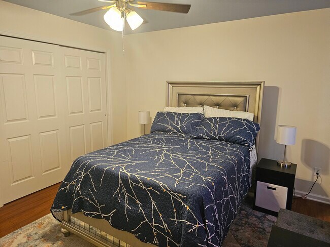 Queen Size Bed - 15 Robbinwood Ter