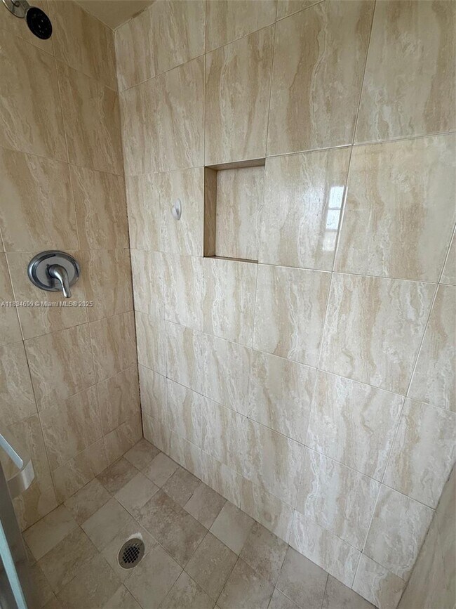 Building Photo - 620 NE 12th Ave