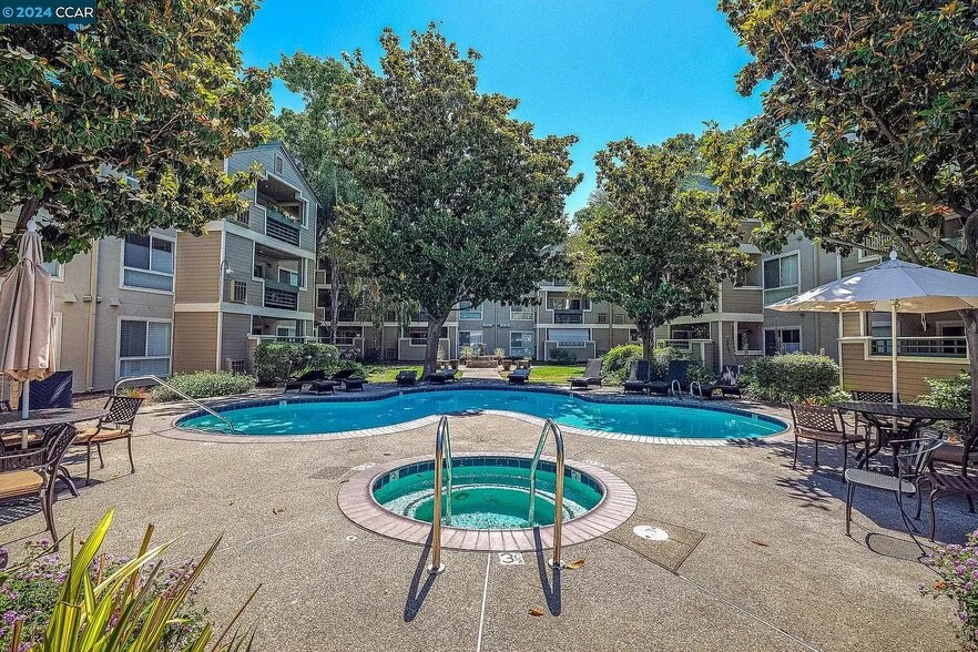 Building Photo - 2530 Oak Rd