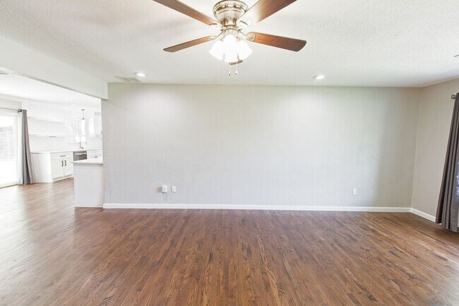 Building Photo - 304 S Grove Rd