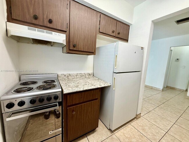 Building Photo - 206 SE 9th Ct