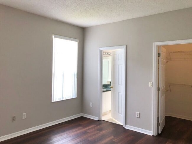 Building Photo - Lovely 3/2 Spacious Home and a 2 Car Garag...