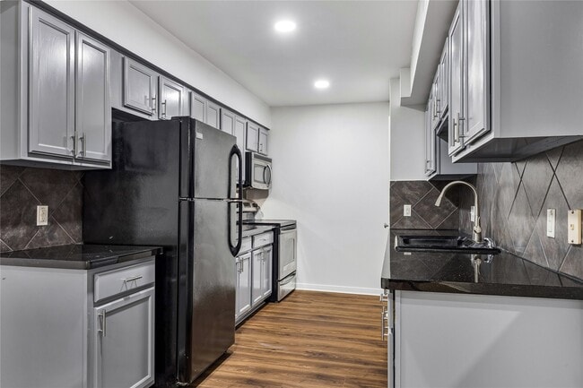 Building Photo - 705 Harold St