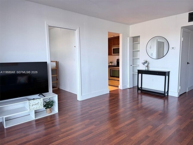 Building Photo - 3675 N Country Club Dr