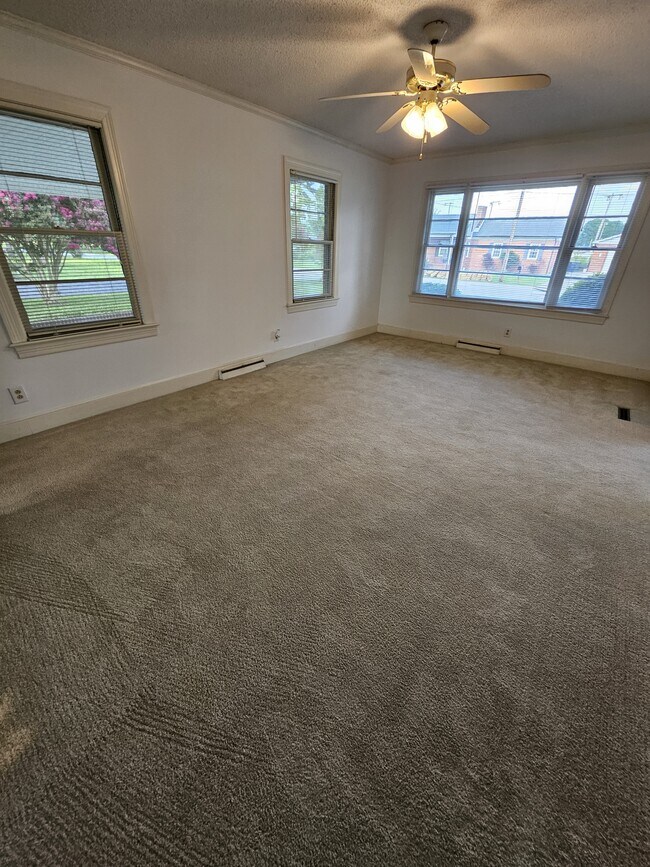 Building Photo - 207 Hooks Ave