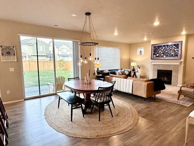 Building Photo - Stunning Stewart Crossing Home!