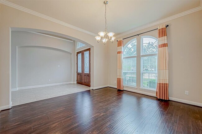 Building Photo - 25719 Oakwood Knoll Dr
