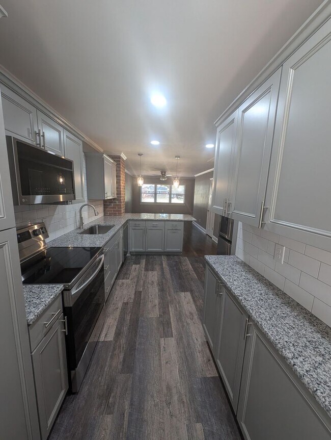 Building Photo - Two bedroom duplex, newly renovated