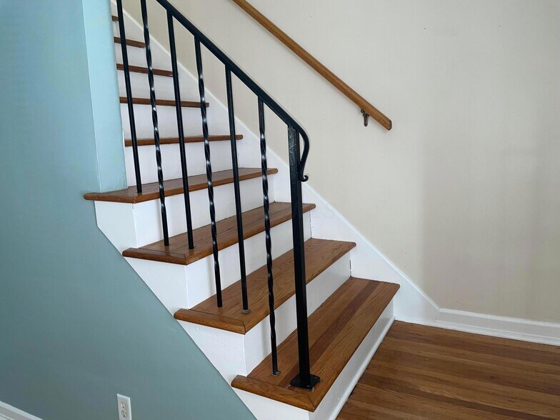Building Photo - 341 S Roys Ave