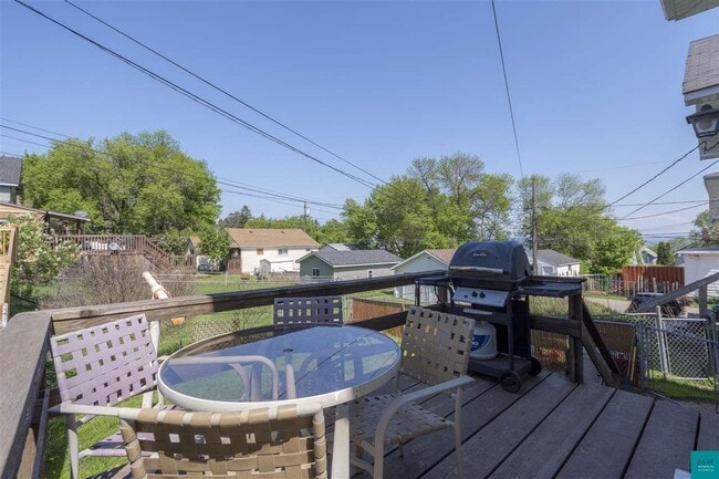 Building Photo - AVAILABLE JUNE - Charming 3 Bed, 1 Bath Home in East hillside!