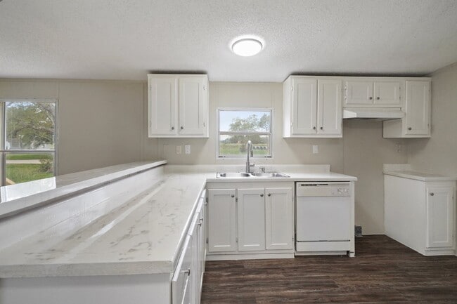 Building Photo - Charming 3-Bed, 2-Bath Retreat on Country Oaks Street, Brazoria!