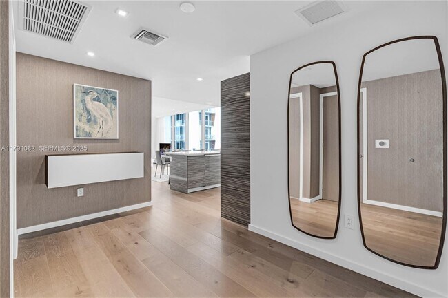 Building Photo - 460 NE 28th St