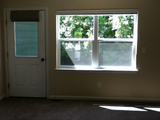 Building Photo - 4 Bedroom 2 Bathroom House - Close to MSU Campus