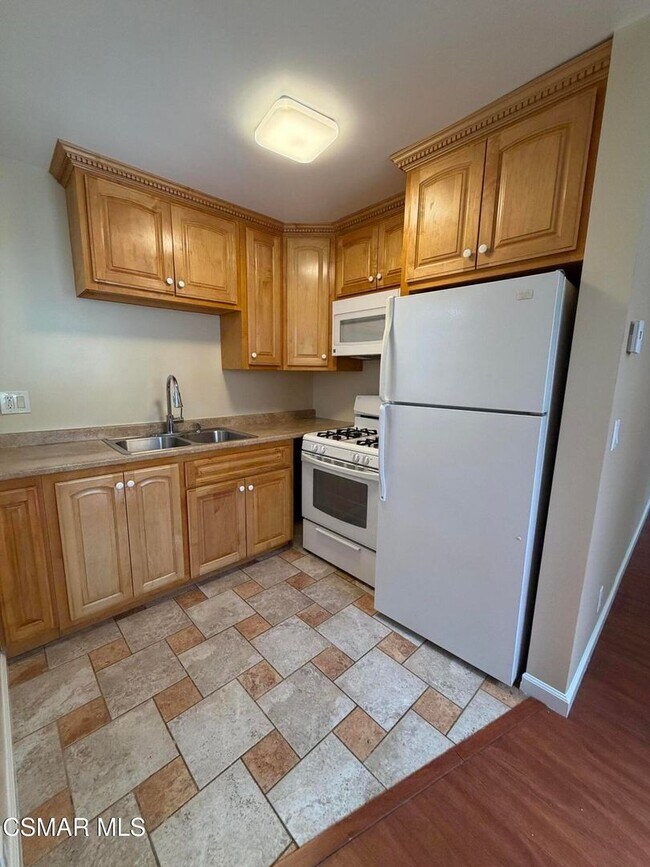 Building Photo - Welcome this single story, beautifully maintained and thoughtfully updated home South Of The Boul...