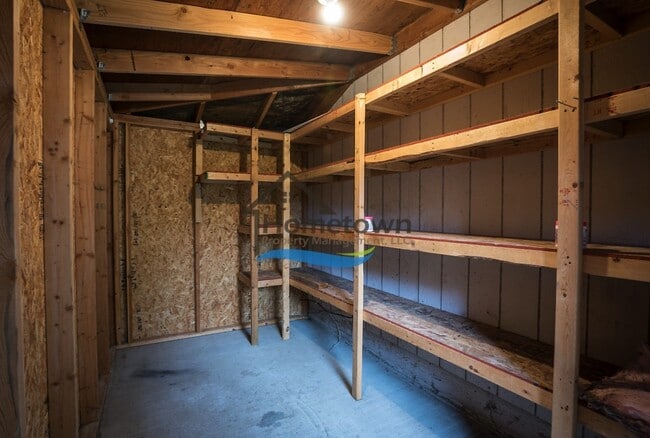 Building Photo - Very Nice 2 Bed Home with Fully Fenced Bac...