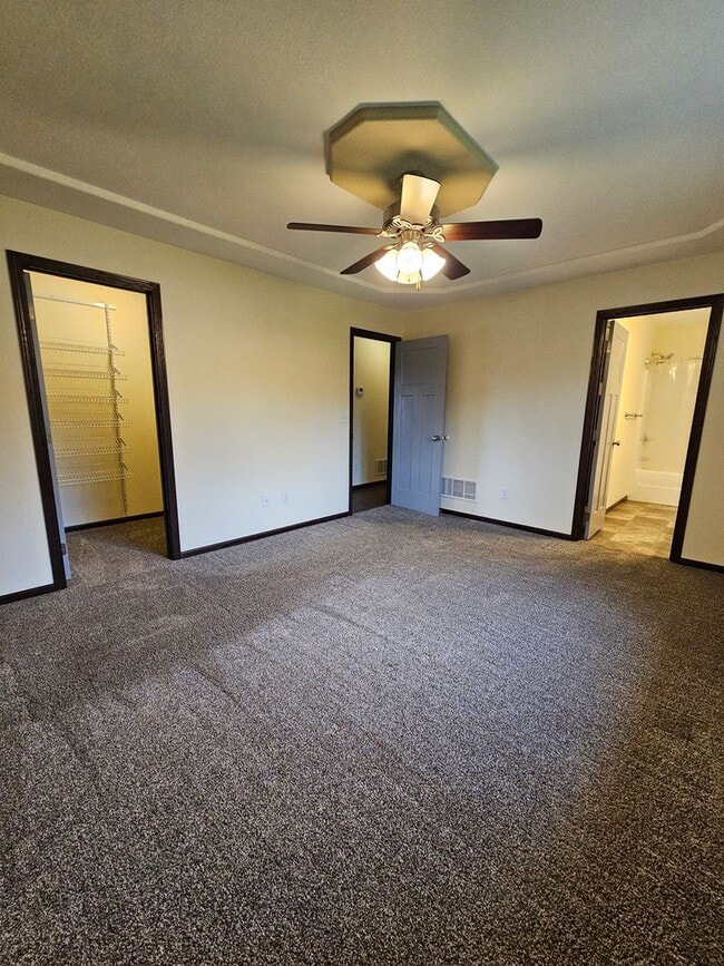 Building Photo - 3 BED | 2.5 BATH | SPLIT-FOYER HOME | DOUB...