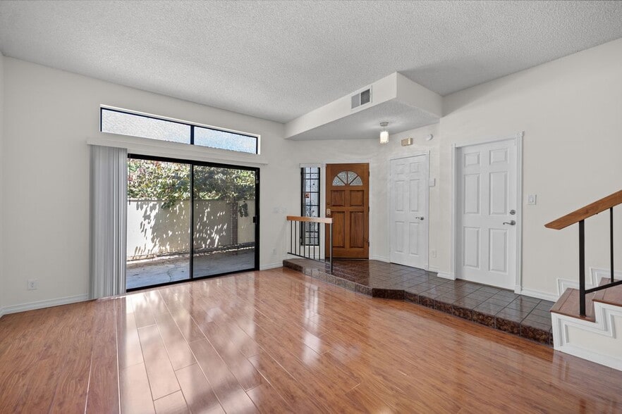 Building Photo - 7100 Balboa Blvd
