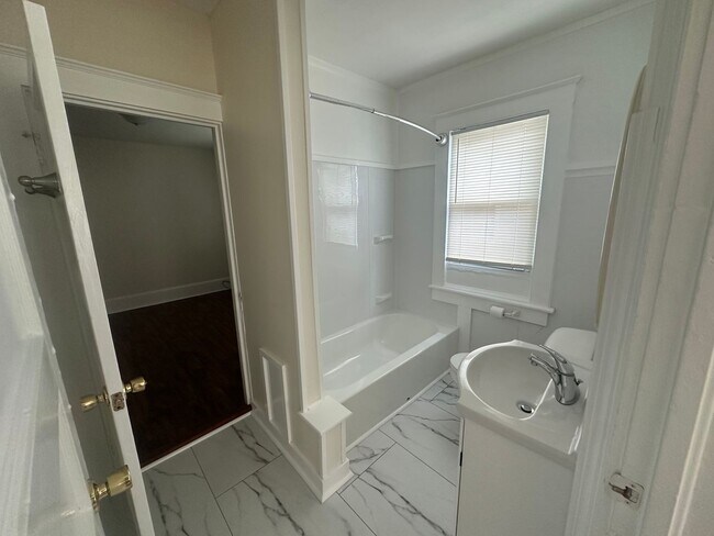 Building Photo - Charming Downtown Gem with Walkable Location Near Soda Pop District - Pet Friendly!