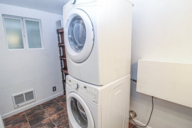 Building Photo - 1421 Grand Ave