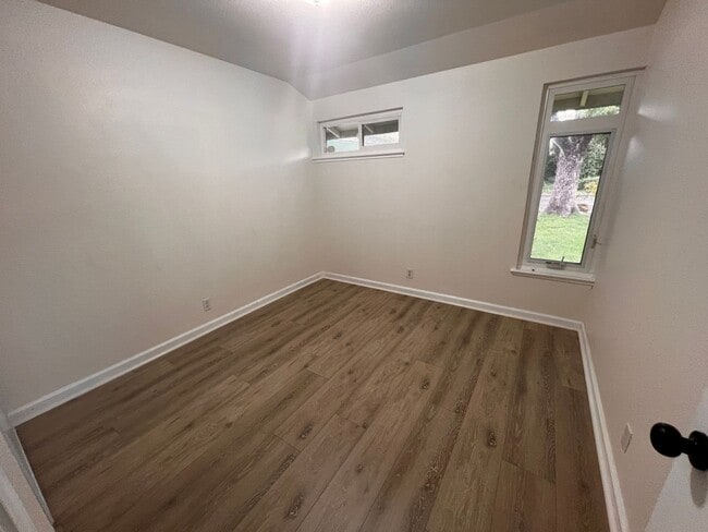 Building Photo - MARCH MOVE IN SPECIAL - $400 OFF First month's rent. Adorable single-story home that has been upd...