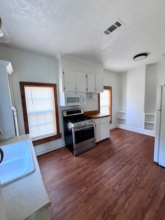 Building Photo - 311 N Division St