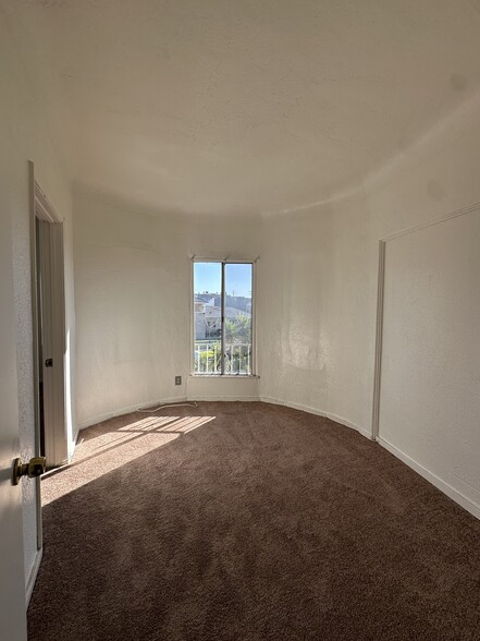 Bonus Eoom - 1125 W 85th St