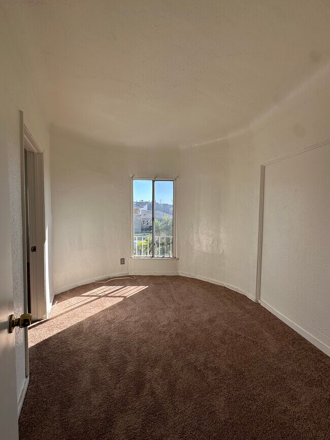 Bonus Eoom - 1125 W 85th St